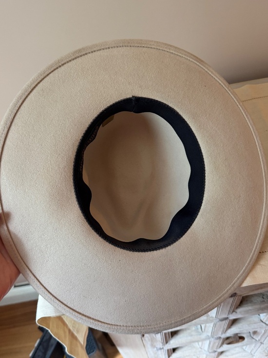 Goorin Bros. White Wool Fedora with black Ribbon Size Small